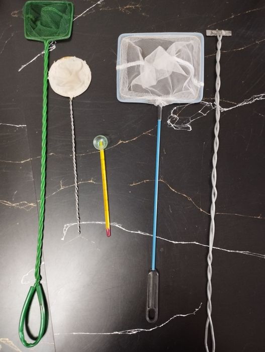 аквариум с инструментами и изолятором