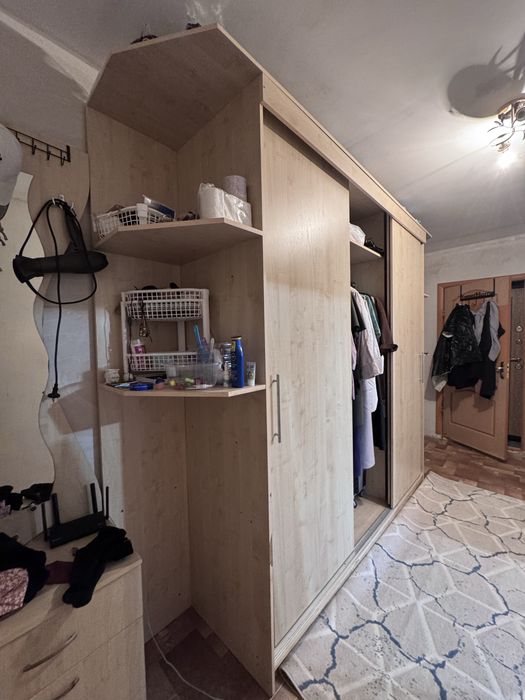 Продам шкаф купе с зеркалом и полками