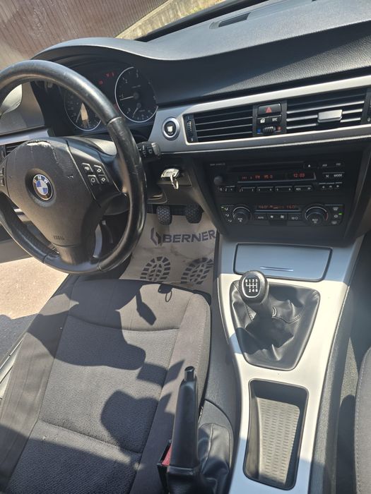 E - 90 / 2006 Mașina funcționează impecabil.