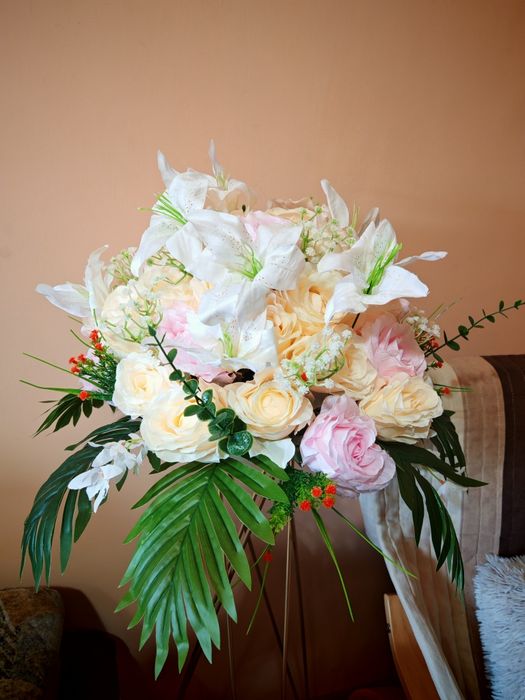 Buchet de flori artificiape cu crini și alte flori