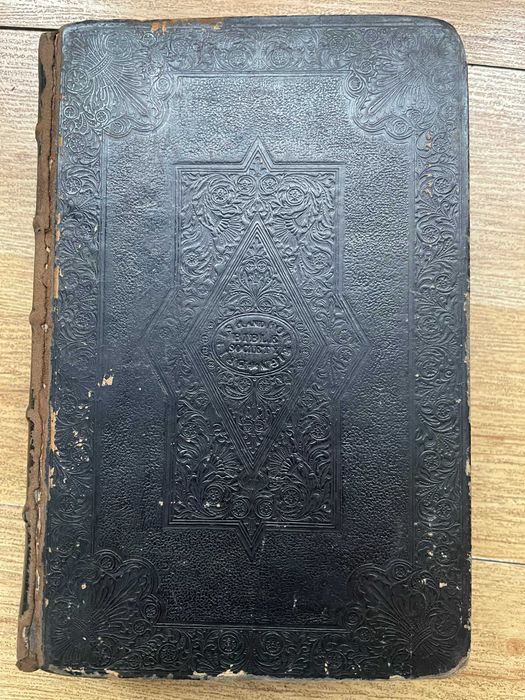 Victorian Holy Bible , Biblia veche, limba engleza, 1834 , 20x13x6 cm