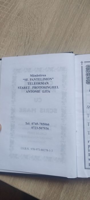 Carete de rugăciuni cu scrisate, semată de Gigi Becali