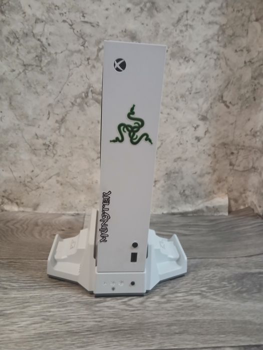 Продам xbox series s в отличном состоянии
