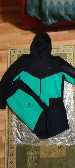 Oferta Trening NIKE TECH culoare unicat nu se mai găsește marimea L , XL model deosebit nou editie limitată