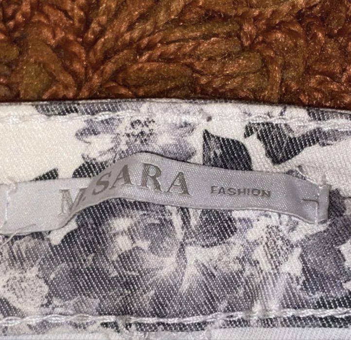 Pantaloni albi cu flori