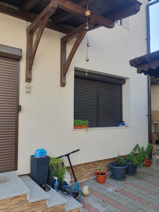 RULOURI Aluminiu si Usi de garaj rezidentiale SECTIONALE