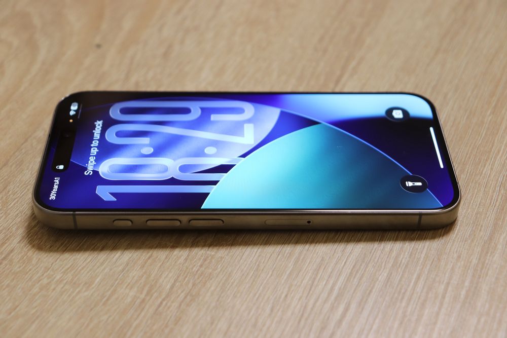 Продавам Iphone 15 pro Natural Titanium