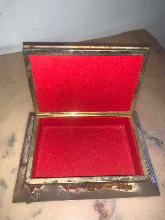 Caseta de bijuteri din piatra onix