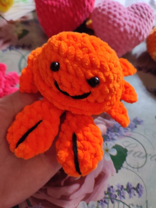 Плюшени играчки за малко дете.Плетени играчки