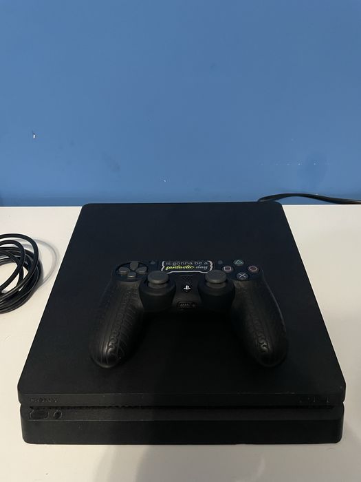 PlayStation 4 Slim + 1 controller+ Fifa 19