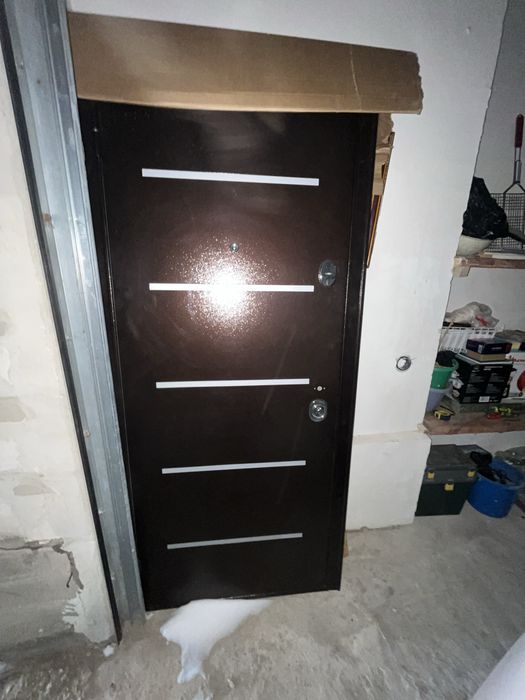 Продам металическую дверь
