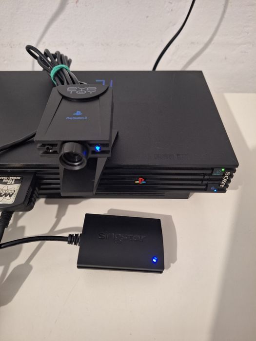 Consola Playstation 2, accesoriile din poza.