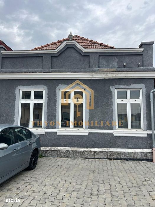 Spațiu comercial de închiriat cu deschidere la drumul principal