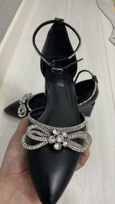 Продаются черные туфли