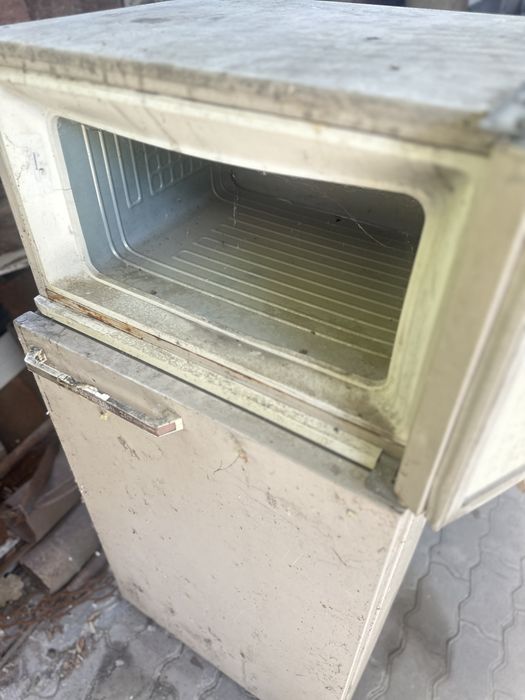 Продам старый холодильник