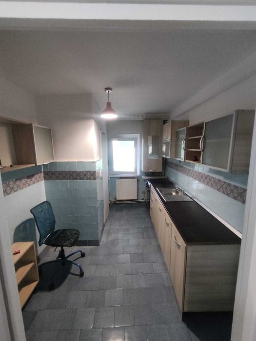 Închiriez apartament 3 camere Str. Stefan cel Mare