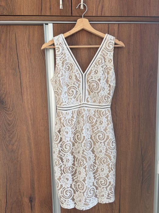 Златиста рокля с дантела