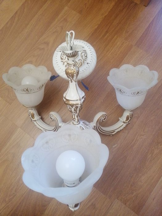 Продам люстры трехрожковые