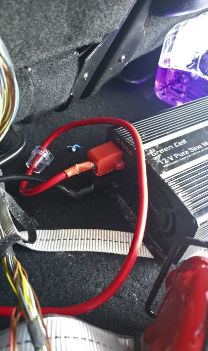 Инвертор за автомобил 12-220в контакт за кола