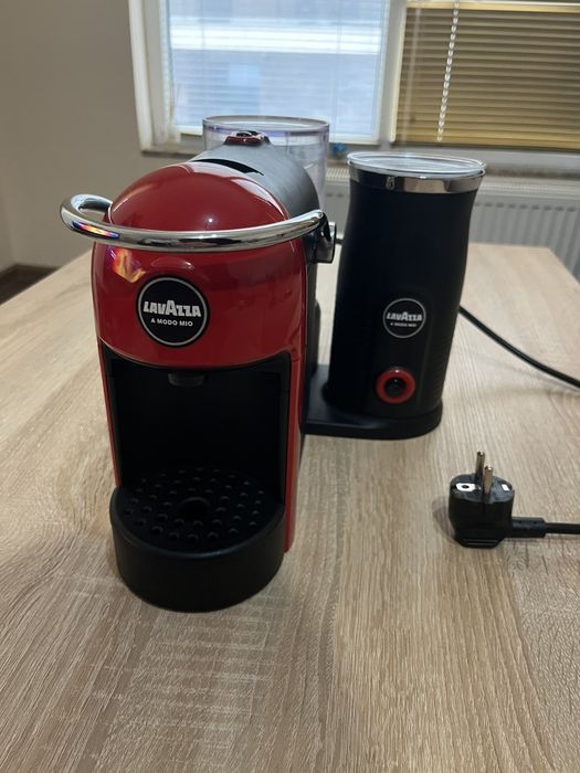 Продавам кафе машина Lavazza a modo mio