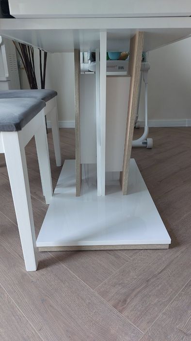 Продавам разтегателна кухненска маса с четири стола