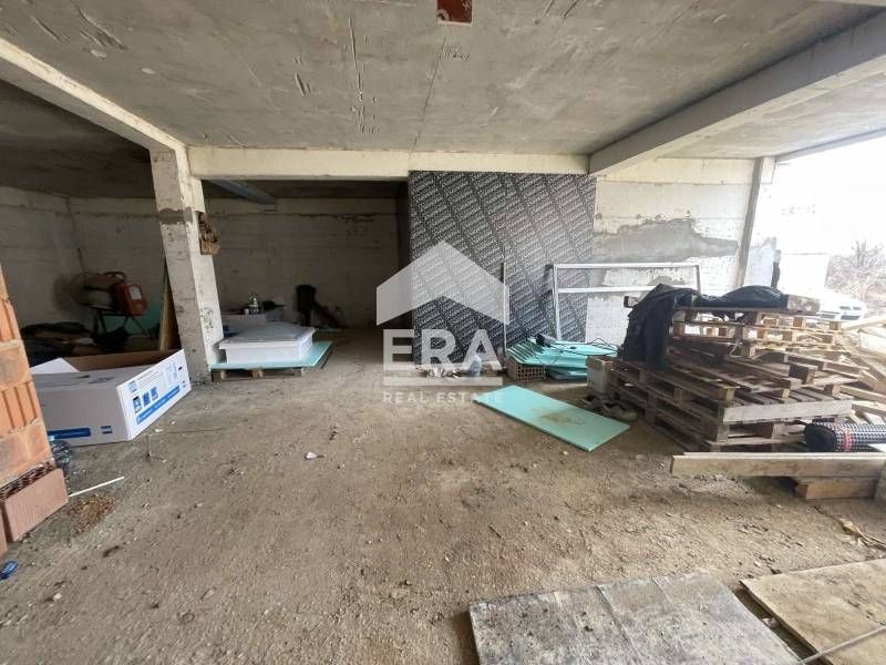 Eднофамилна новострояща се къща на три нива за продажба, с голям гараж