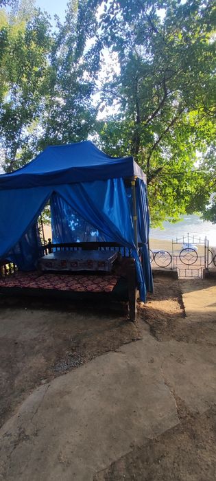 Тапчан возле берега. Все условия есть прямь вид на моря.