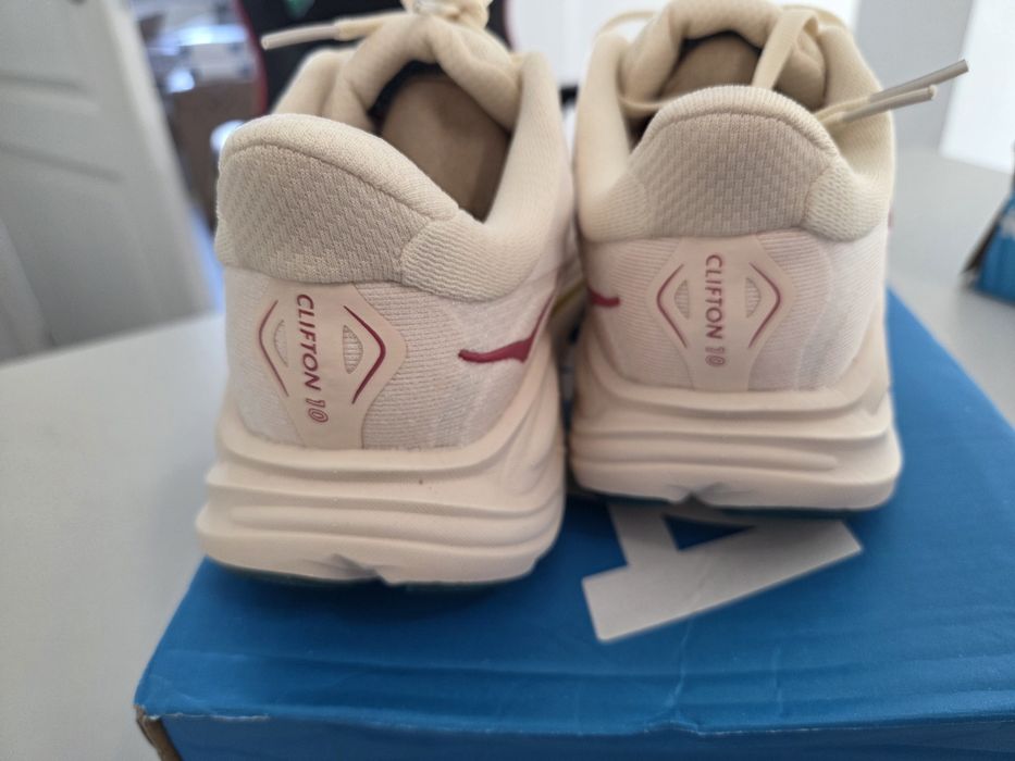 Adidasi Hoka Bondi 9 și Clifton 10