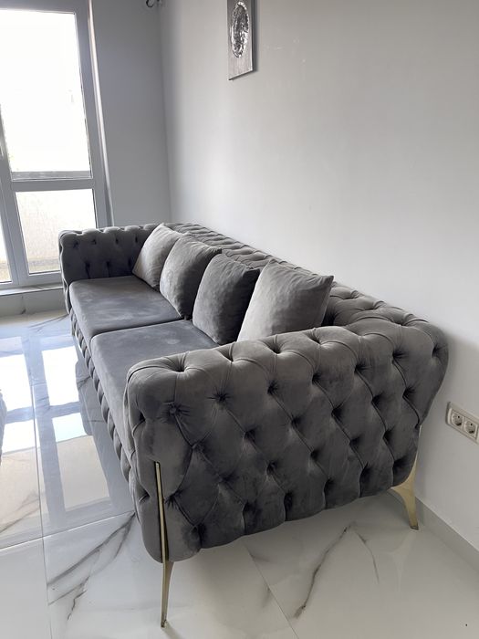 Set Canapea + 2 fotolii model Chesterfield tapitate cu catifea gri pret negociabil (se vand si separat: canapea:2500 lei si fotoliile:1000 lei)
