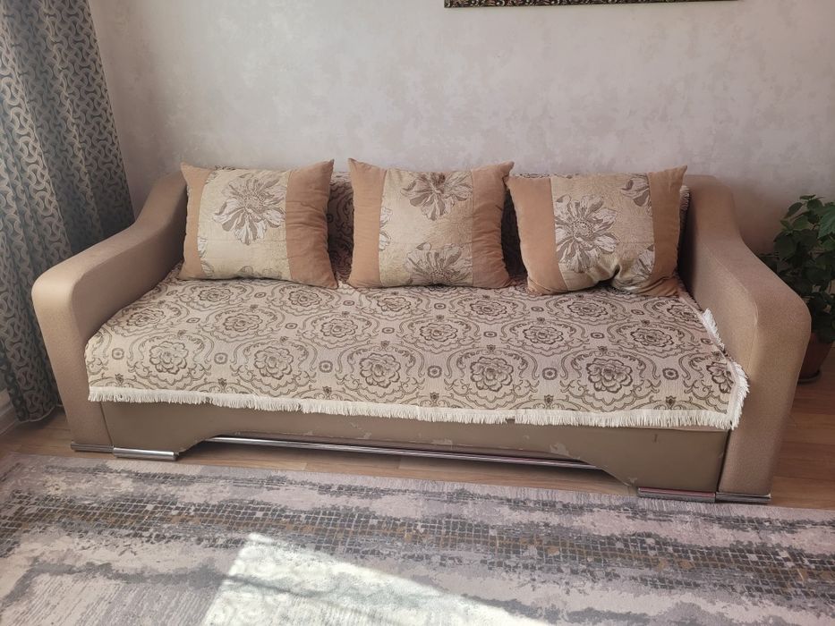 Диван с креслом.