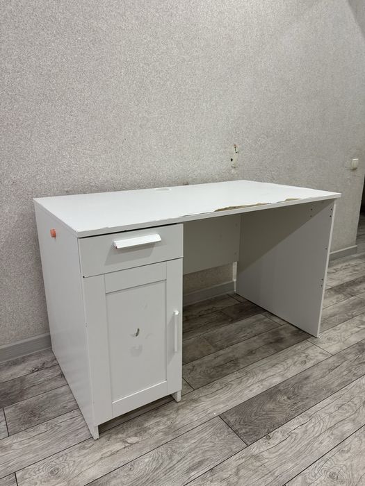 Письменный компьютерный стол парта