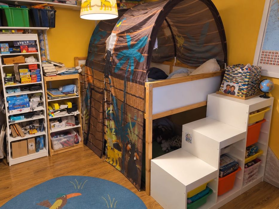 Mobilier cameră copil IKEA – pat KURA, TROFAST, birou, rafturi
