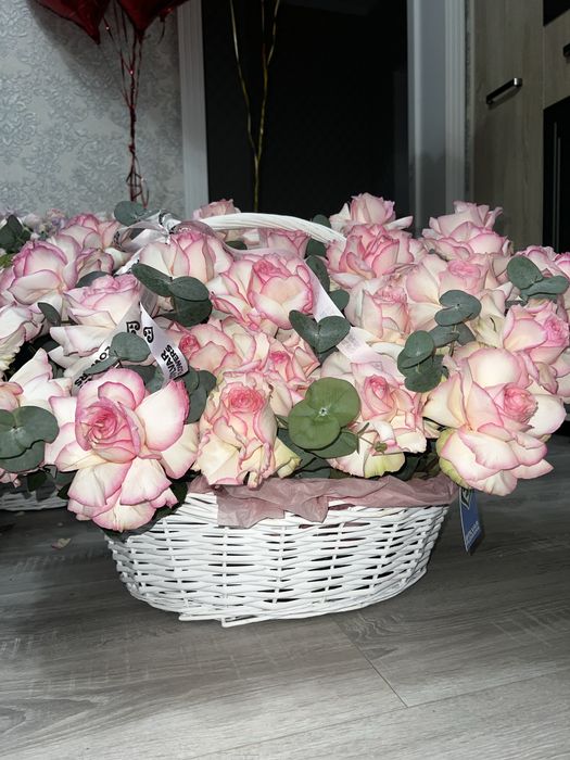Цветы розы корзина