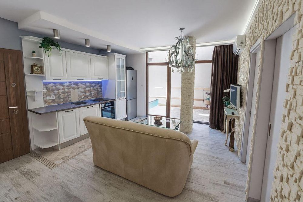 Дава се под наем Тристаен апартамент в Варна, Зимно кино Тракия - 85 кв.м за 650 € - Снимка #1