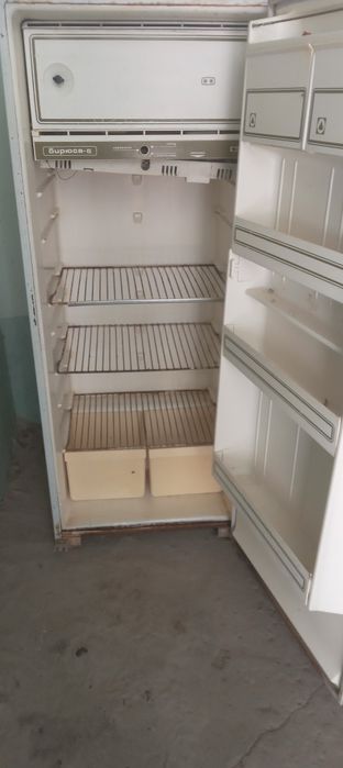 Холодильник ишлаб турган уста курмаган