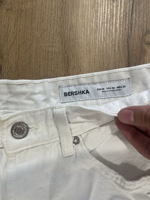 Blugi scurti albi BERSHKA
