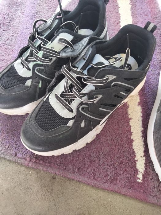 Adidași de vânzare