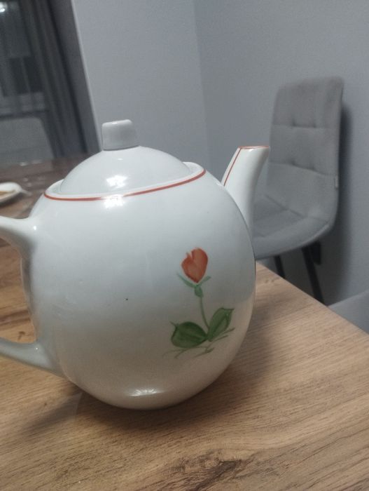 Продам фарфоровый заварной чайник