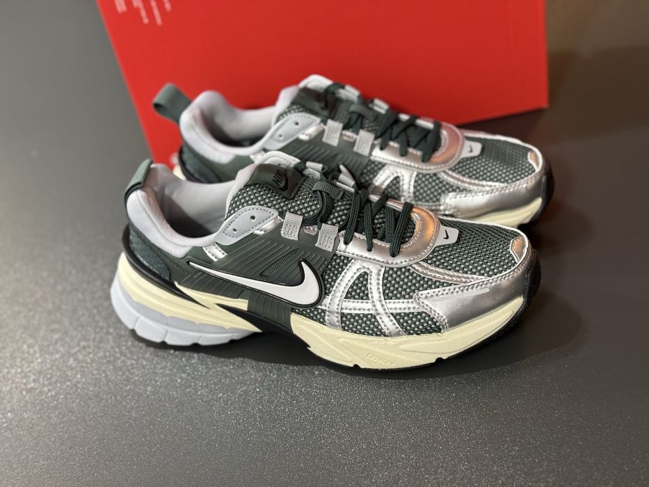 adidasi originali NIKE V2K Run, noi in cutie marime 39  /