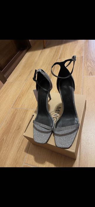 Сребърни сандали на ток Mango