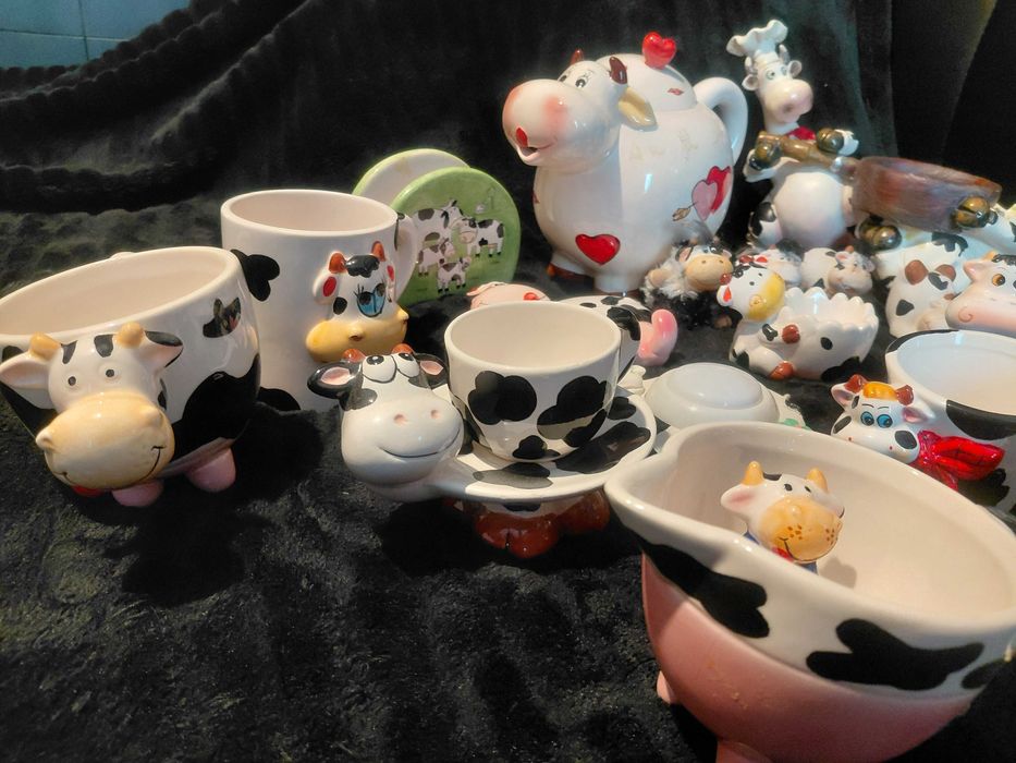 Колекция от фигурки на крави