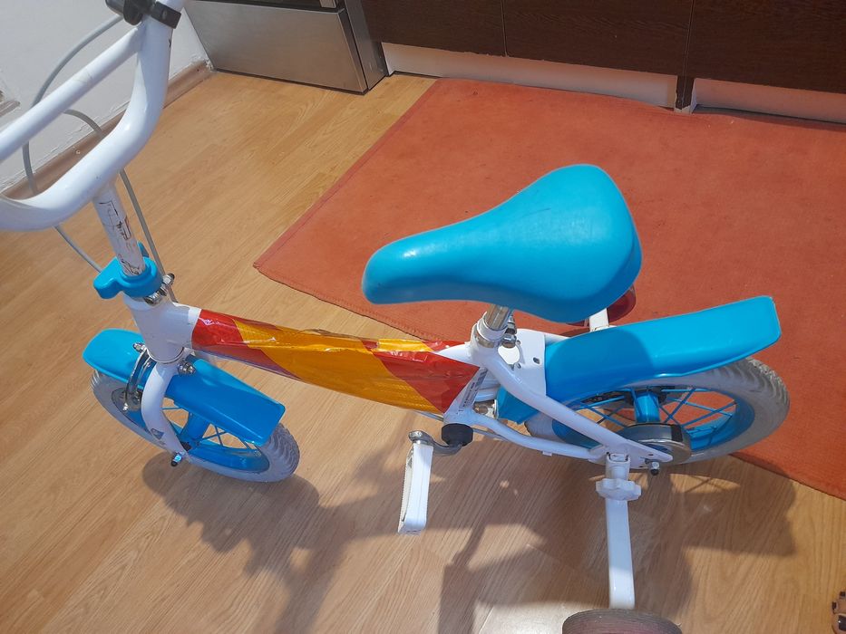 Bicicleta fara pedale cu roti ajutatoare și bicicleta