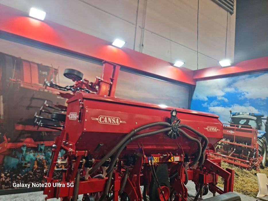 Vand semanatoare pe discuri cu fertilizare 4,6,8 randuri transport gra