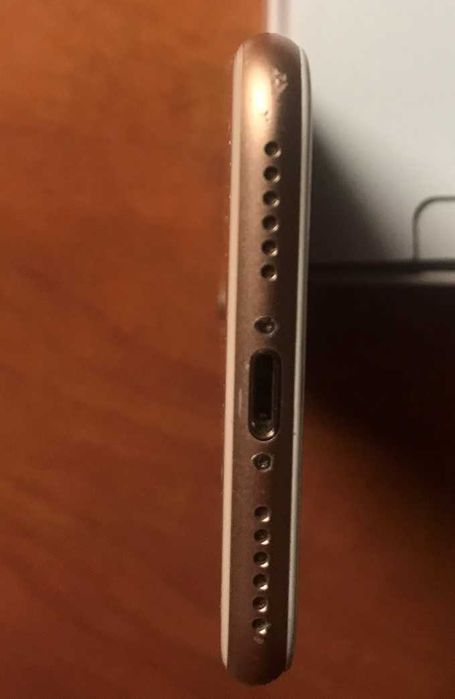 Продавам iphone 8 gold rose 64gb