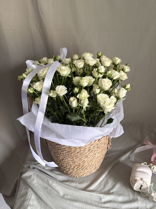розы кустовые в корзине