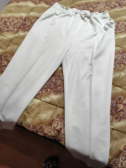 Бели дълги панталони за лятото, може би и за работа