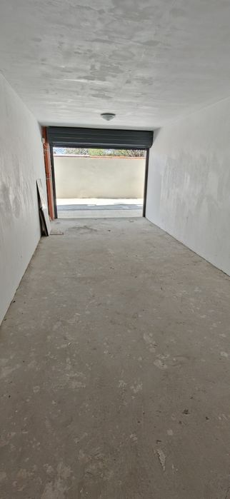 Чисто нов партерен гараж под наем