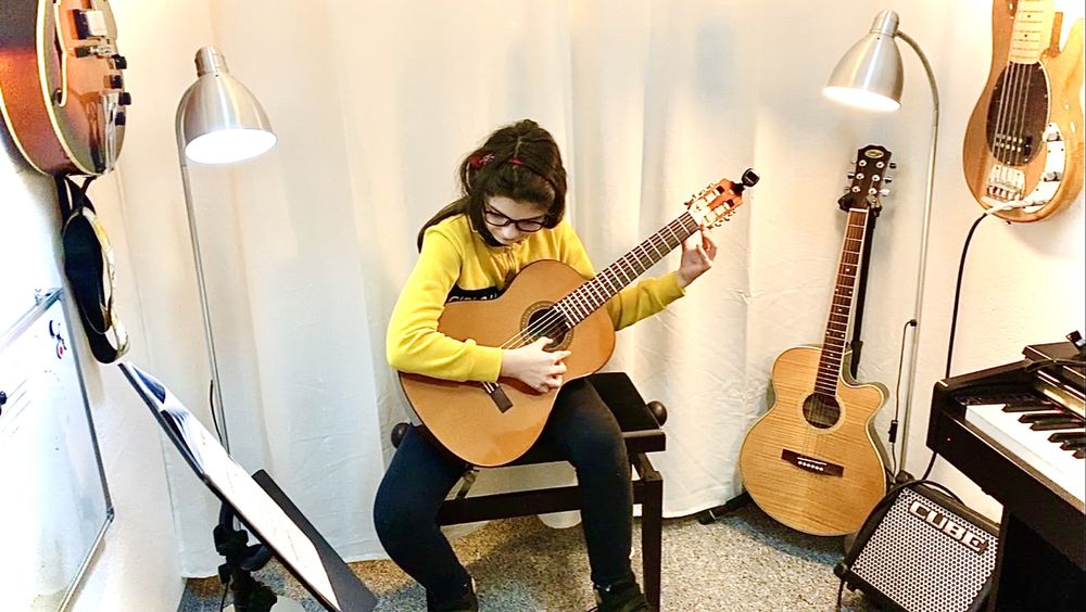 Lectii / Cursuri  Pian - Chitară - Curs / Meditatii  Copii si Adulti