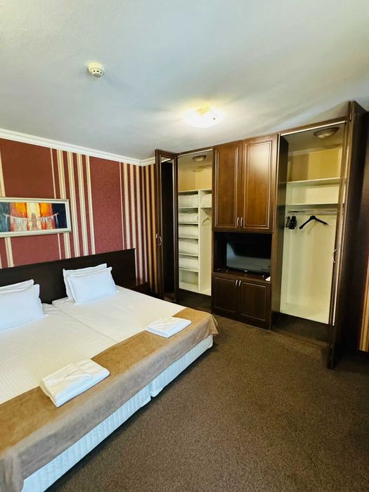 ХОТЕЛ с РЗП 1300 кв.м., работещ, град Карлово