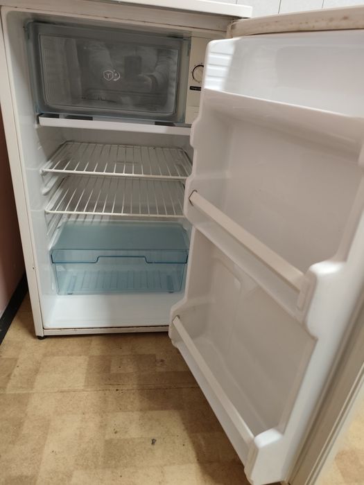 Малък хладилник работи безупречно